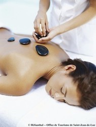 Massage aux pierres chaudes - L'INSTITUT VOLTAIRE
