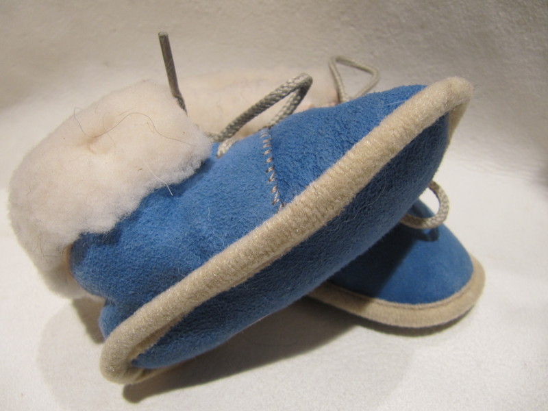 Chaussons bébé en mouton retourné bleu - Chaussons laine et peau pour les tout petits - La Petite Boutique - Voir en grand