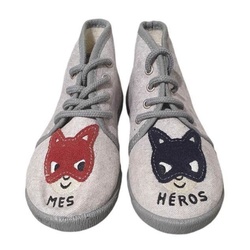 CHAUSSON LACET OBJET "MES HEROS" GRIS - BELLAMY - - LUDIVINE CHAUSSEUR- BRETEUIL