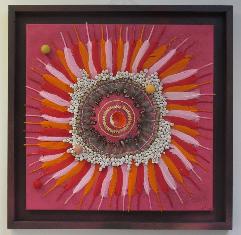 Soleil rose     Ce tableau est fait à partir de collages de plumes, coquilles d'escargot et d'½uf de - Voir en grand